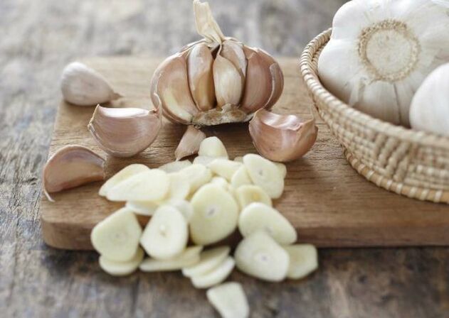 Garlic for the preparation of a rub, effective in treating arthritis of the knee joint