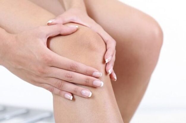 With arthropathy, acute pain occurs, reducing the mobility of the knee joint. 
